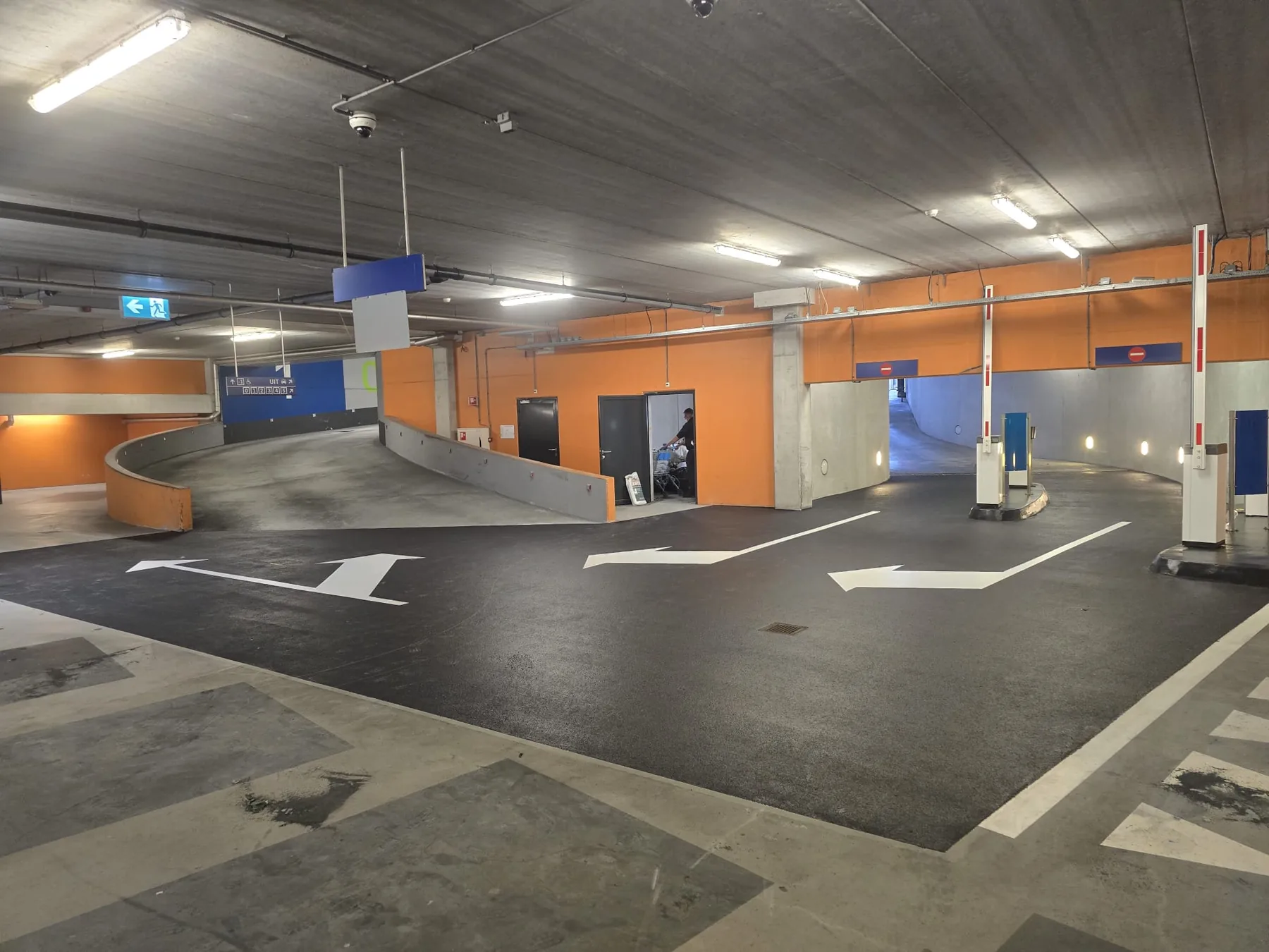 Professionele PMMA vloercoating in parkeergarage